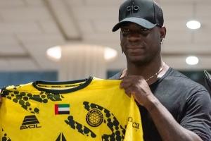 加盟在即！阿联酋球队官方晒照，巴洛特利手持自己印号的9号球衣